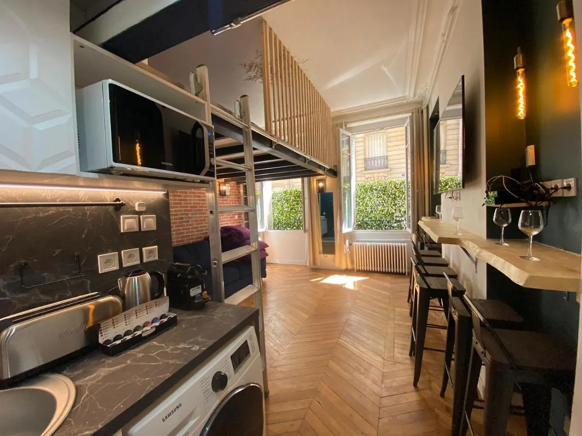 Beautiful Mini Loft Near Saint-Lazare location