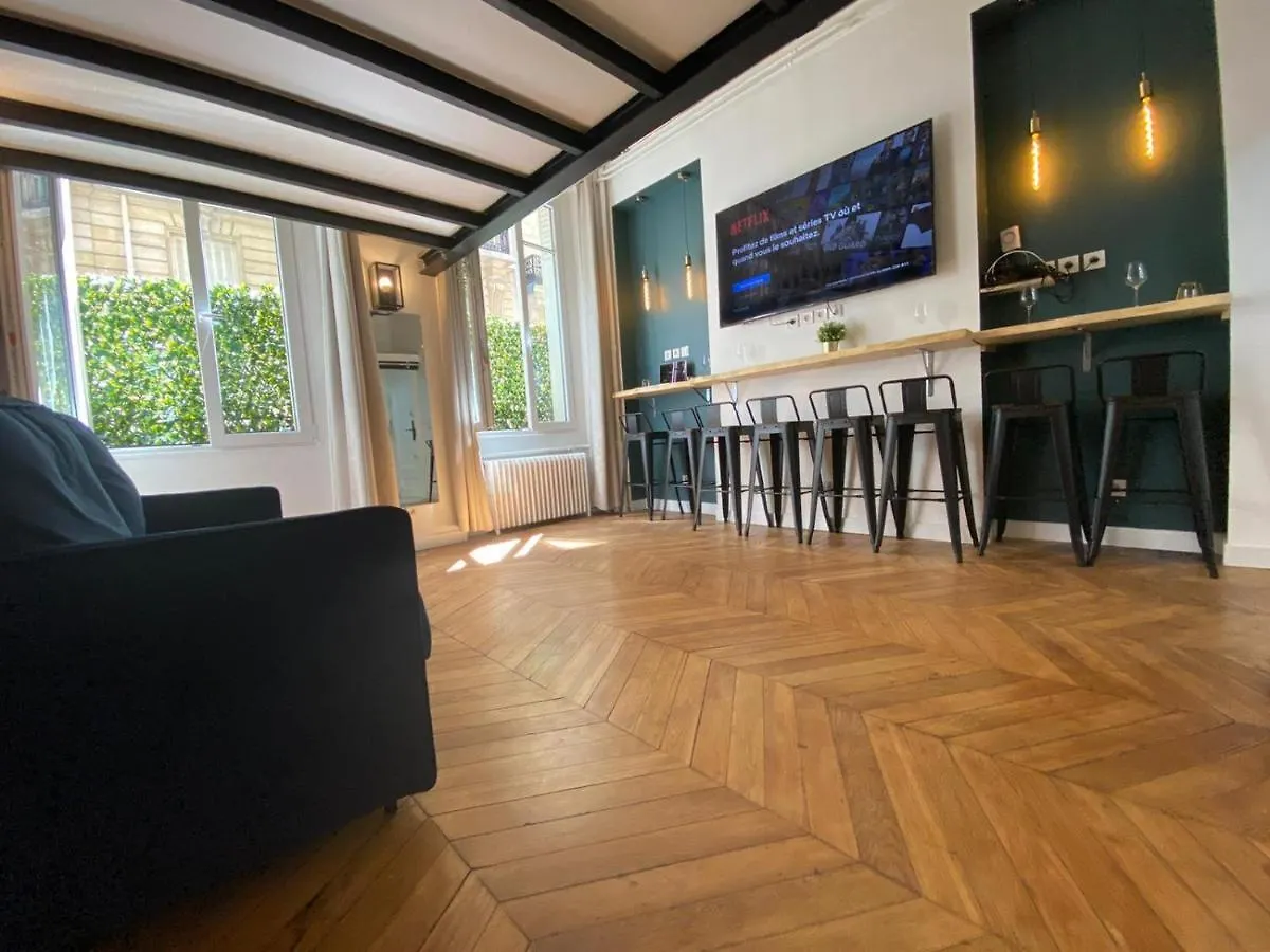 אפרטהוטל פריז Beautiful Mini Loft Near Saint-Lazare מלון דירות