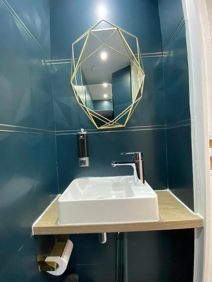 מלון דירות אפרטהוטל פריז Beautiful Mini Loft Near Saint-Lazare צרפת