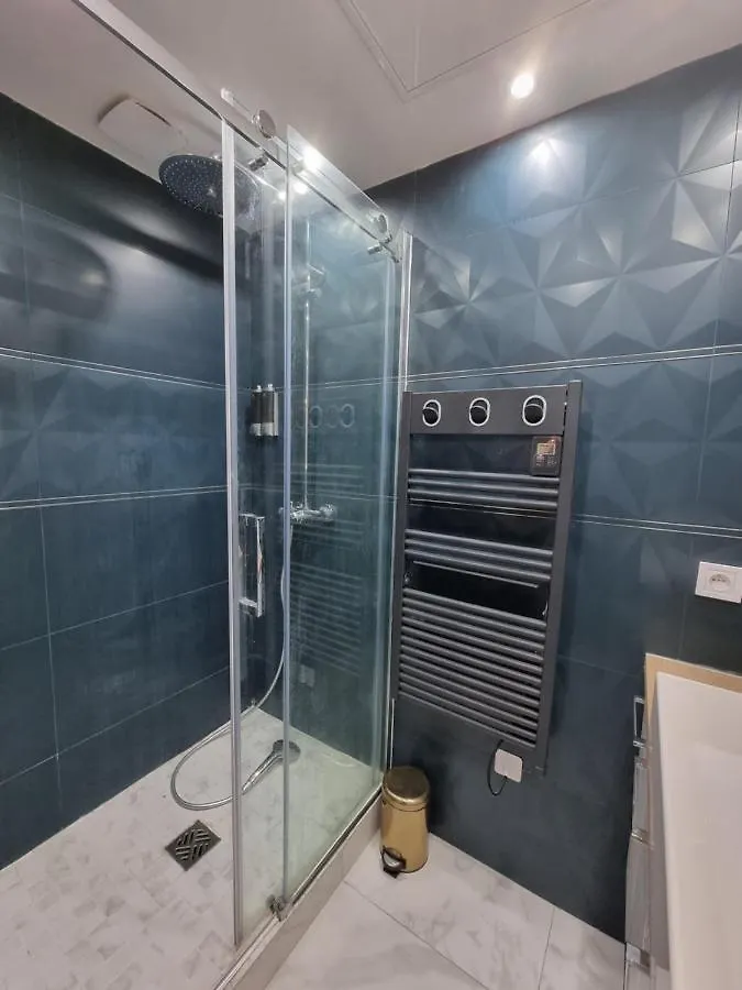 אפרטהוטל פריז Beautiful Mini Loft Near Saint-Lazare מלון דירות
